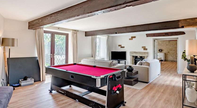 Photo of 5 Bed in Halifax