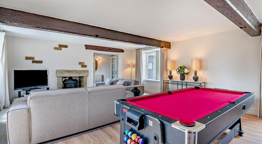 Photo of 5 Bed in Halifax