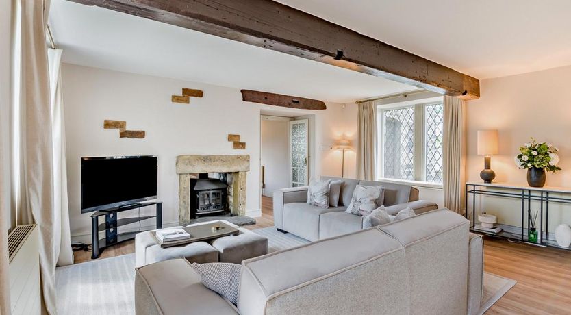 Photo of 5 Bed in Halifax