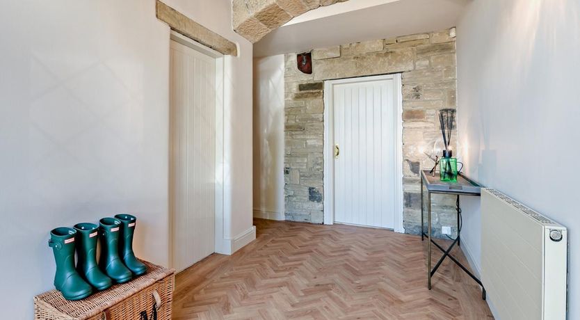 Photo of 5 Bed in Halifax