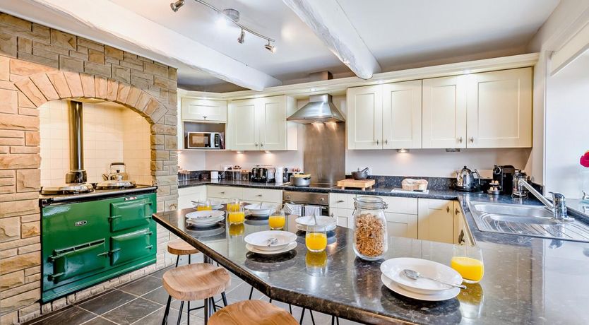 Photo of 5 Bed in Halifax