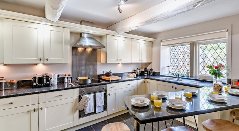 Photo of 5 Bed in Halifax