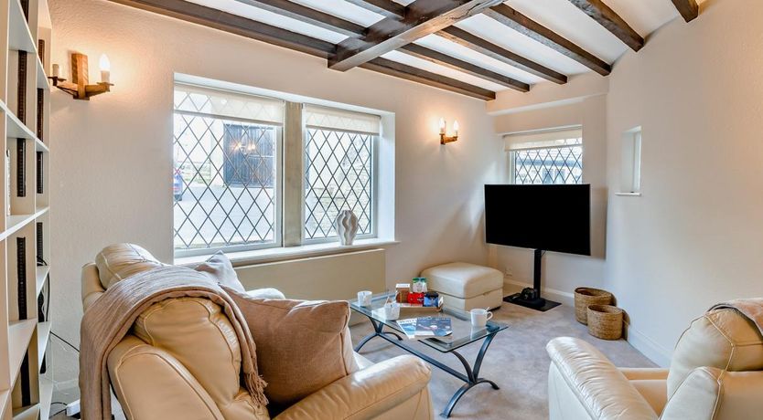 Photo of 5 Bed in Halifax