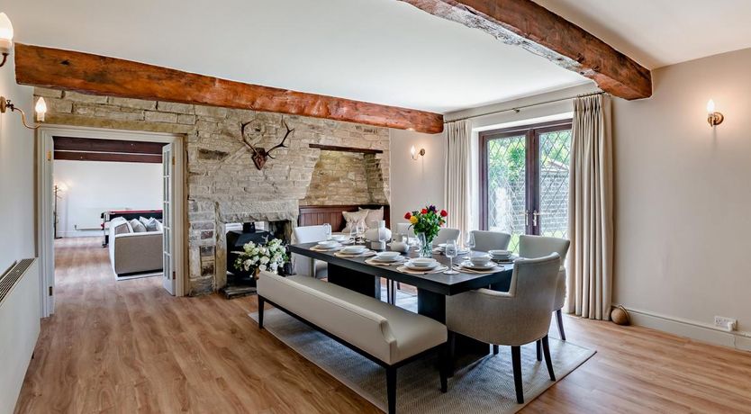 Photo of 5 Bed in Halifax