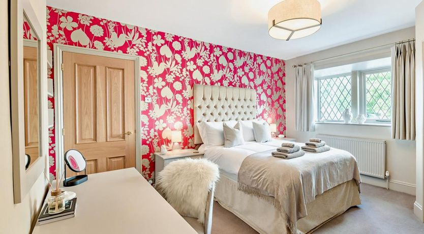 Photo of 5 Bed in Halifax