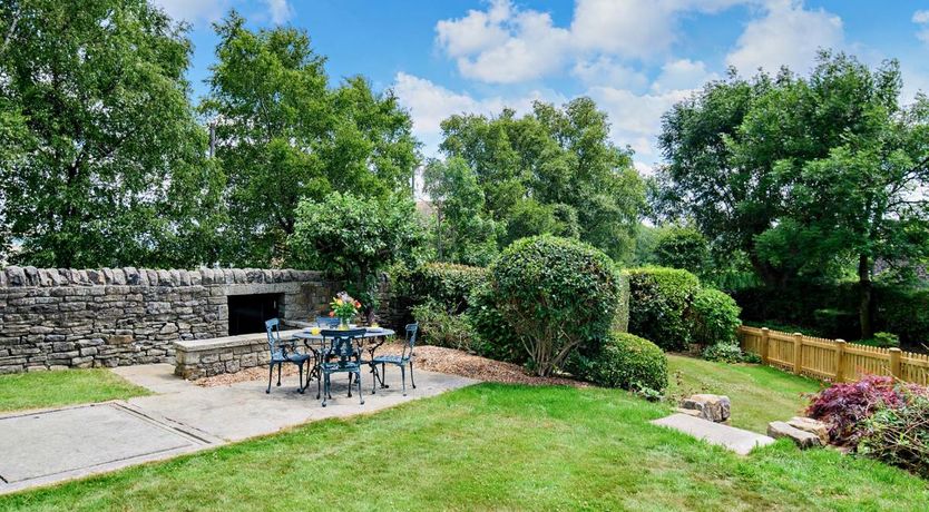 Photo of 5 Bed in Halifax