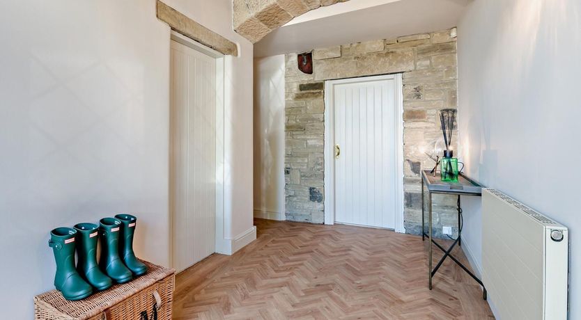Photo of 5 Bed in Halifax