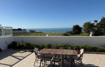 Beach house direct ocean view Holiday Home