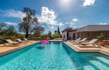 Island Bloom Holiday Home