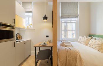 Cream & Buttercup Holiday Home