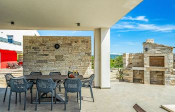 Lu Holiday Home