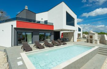 Lu Holiday Home