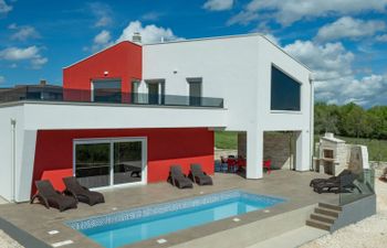 Lumi Holiday Home