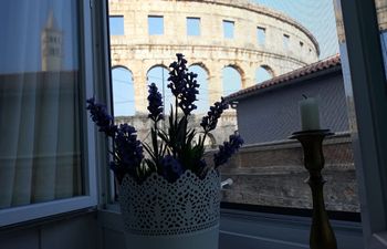 Amphitheater Art Apartment  Holiday Home