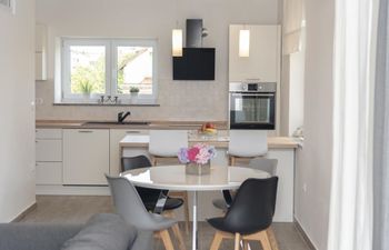 Modern Three Bedroom Apartment - Flowers B Holiday Home