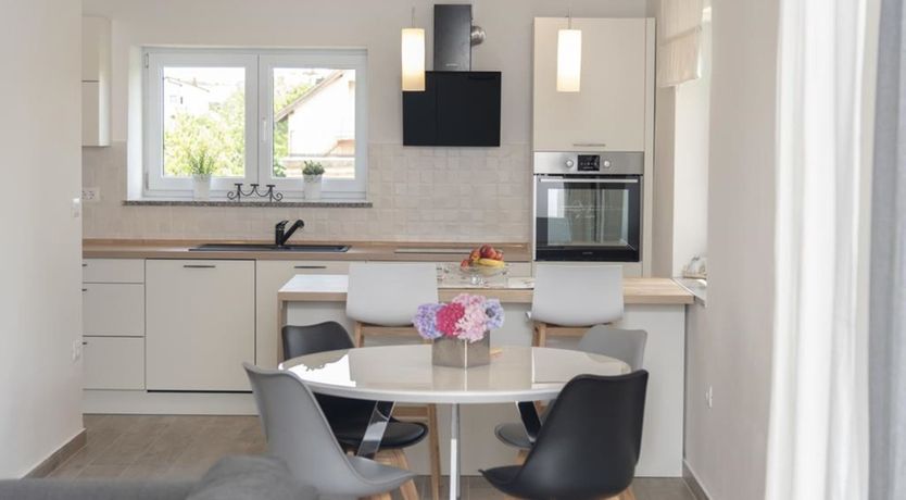 Photo of Modern Three Bedroom Apartment - Flowers B
