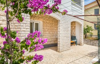 Cozy Apartment Desiree - Couple Getaway Holiday Home
