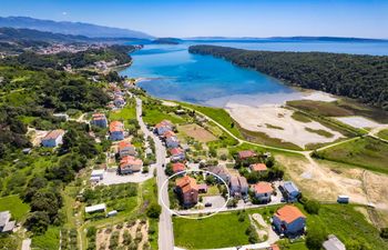 Seafront Apt for Family Vacation - Neda Ruzmarin Holiday Home