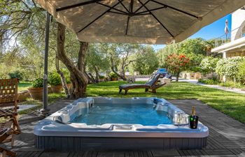 Magical Garden with Shared Jacuzzi - Blanka N2 Holiday Home