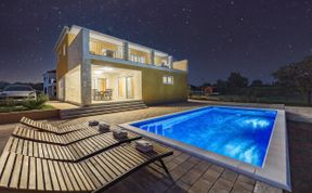 Photo of Enchanting Villa East with Pool and Jacuzzi
