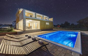 Enchanting Villa East with Pool and Jacuzzi Holiday Home
