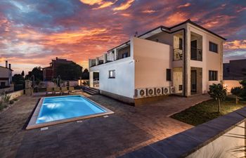 Enchanting Villa West with Pool and Jacuzzi Holiday Home