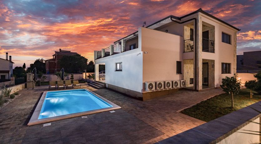 Photo of Enchanting Villa West with Pool and Jacuzzi