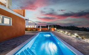 Photo of Enchanting Villa South with Pool and Jacuzzi