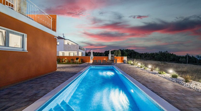 Photo of Enchanting Villa South with Pool and Jacuzzi