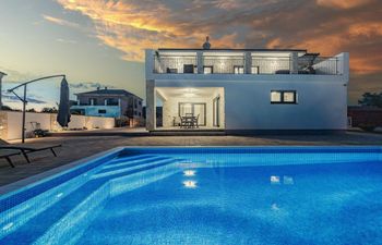 Enchanting Villa North with Pool and Jacuzzi Holiday Home
