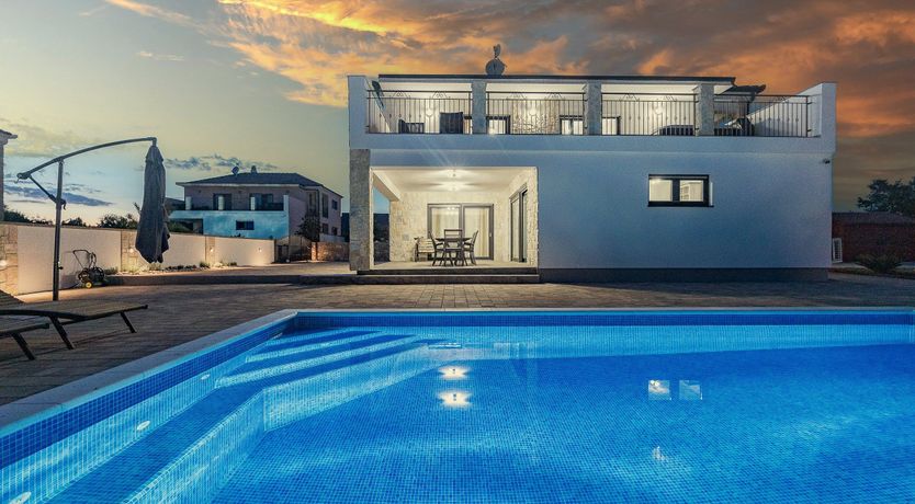 Photo of Enchanting Villa North with Pool and Jacuzzi