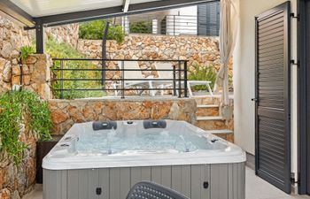 Couple's Vacation with Jacuzzi - Crepsa Paradise Holiday Home