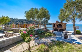 Photo of sea-view-summer-paradise-emily