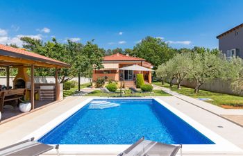 Lovely Family Oasis with Private Pool - Dolinka Holiday Home