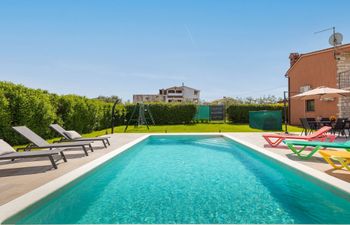 Private Pool and Big Garden- Holiday Home Dori Holiday Home