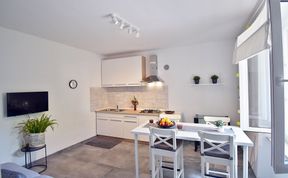 Photo of Lovely One Bedroom Apartment - Flowers A