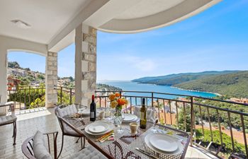 Lady M Gold - Balcony and Sea View Holiday Home