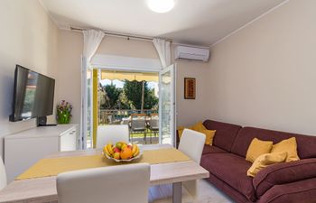Modern, Elegant Apartment Laurus (Rosemary)  Holiday Home