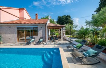 Charming Holiday House Mara Holiday Home