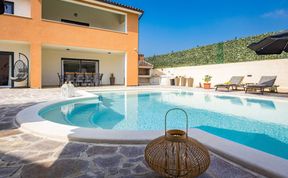 Photo of Villa Nur Amela - Pool, Jacuzzi, Darts