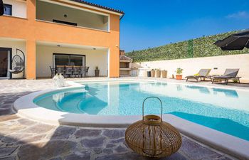 Villa Nur Amela - Pool, Jacuzzi, Darts Holiday Home