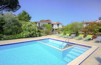 La Rosa Holiday Home