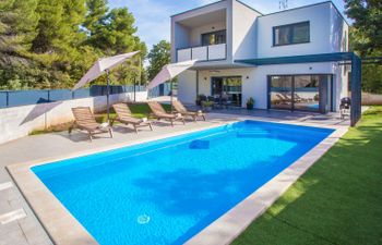 Villa Eva Tar Holiday Home
