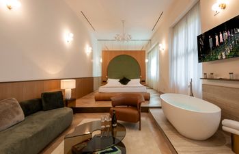 Mirrors of Milan Holiday Home