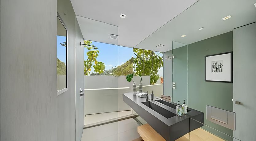 Photo of Hollywood Horizon