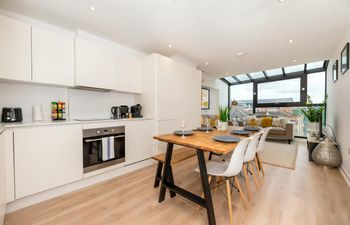 Farringdon Flight Holiday Home