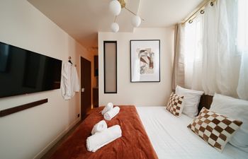 Light & Love in Paris Holiday Home