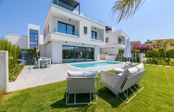 It's Crystal Clear Holiday Home