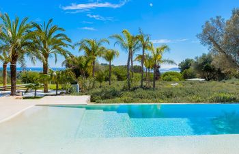 On the Blue Horizon Holiday Home