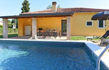 Nina Holiday Home